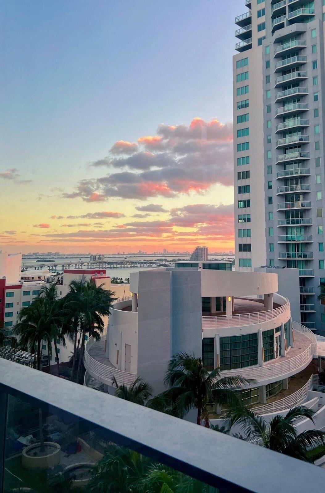 Spacious Downtown Sleeps 4